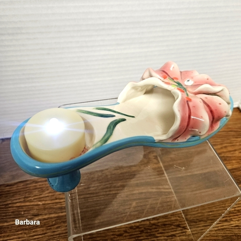 Diane's Happy Toes Artware 2004 Ceramic Shoe with Lily Accent Candle Holder